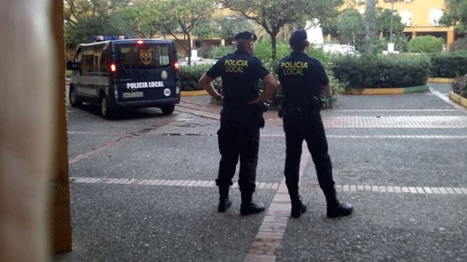 Dos agentes del GOAP de la Policía Local de Los Barrios.