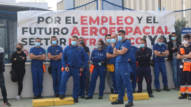 Protesta de trabajadores en la puerta de la planta de Airbus Puerto Real