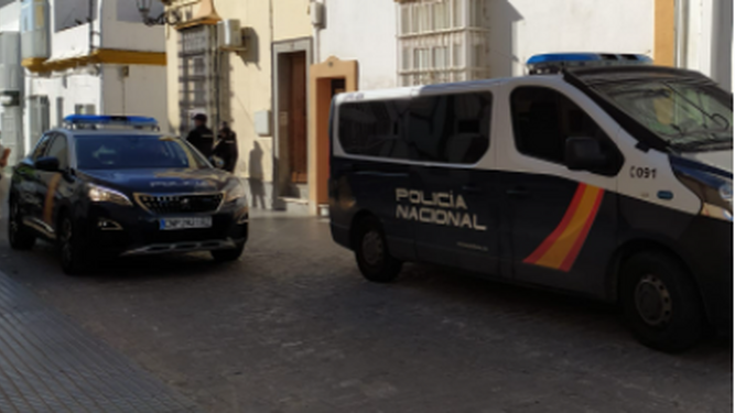 Vehículos de la Policía Nacional durante esta mañana en San Fernando.