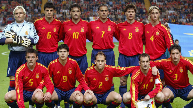 Salva Ballesta (7) y Xabi Alonso (8), con la selección española en 2004.