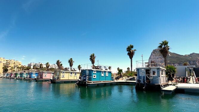 Las casas flotantes Boat Haus, en el puerto Alcaidesa Marina.