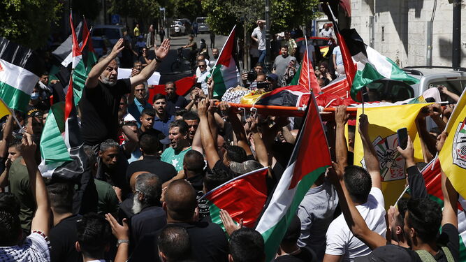 Una multitud de palestinos portan el cuerpo de un adolescente de 15 años para su funeral en la ciudad cisjordana de Ramala.