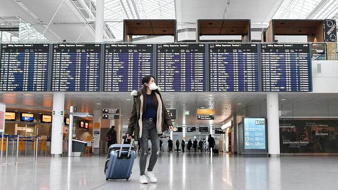 Una viajera con mascarilla en el aeropuerto de Múnich.