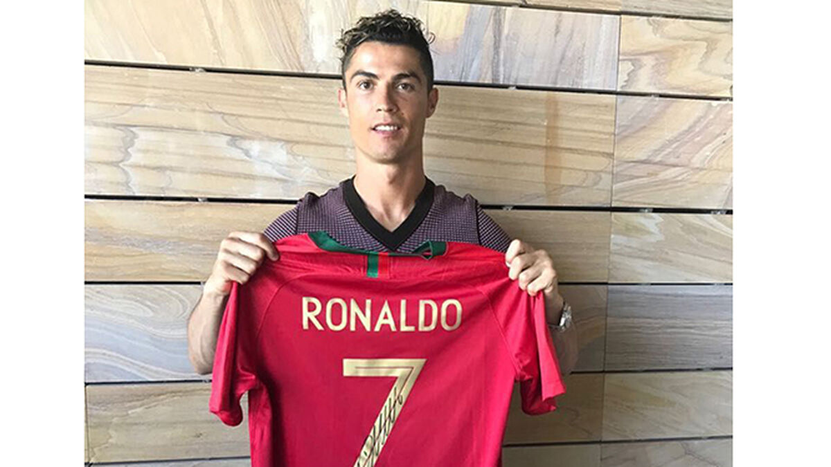 amargo nativo Admirable Subastan camisetas de Cristiano Ronaldo y Messi para el Banco de Alimentos  del Campo de Gibraltar