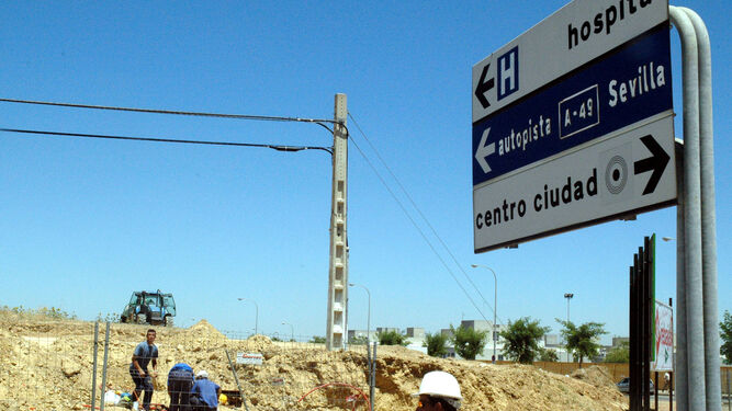 Tecnicos de Sevilla Endesa, trabajan para restaurar un cable de media tensión de la subestación Onuba.