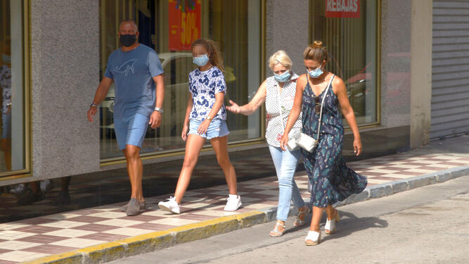 Varias personas pasean por una calle de Algeciras.