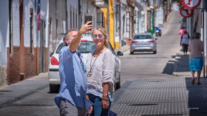 Dos turistas se hacen un 'selfie' tras salir de la Casa Natal de Camarón.