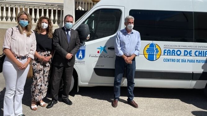 Momento de la entrega del vehículo a la Asociación de Familiares de Enfermos de Alzheimer Faro de Chipiona