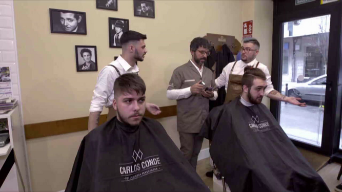Carlos Conde, en el centro con chaquetilla marrrón, infiltrado en una de sus barberías