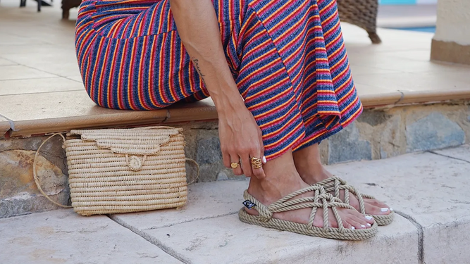Sandalias de cuerdas, la tendencia sostenible favorita de Instagram que lleva a otro nivel los vestido blancos de verano.