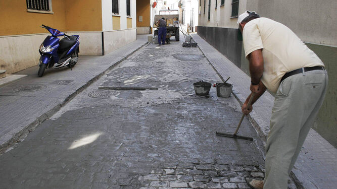 Trabajos de reparación de baches en una de las calles de El Puerto.