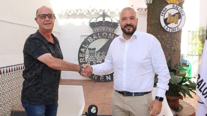 Julio Vega y Raffaele Pandalone estrechan sus manos tras sellar el acuerdo de colaboración