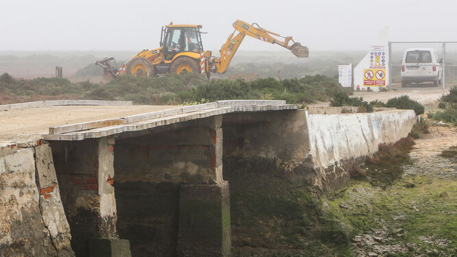 Máquinas trabajando en el nuevo sendero en el entorno del puente Lavaera, a principios de año.