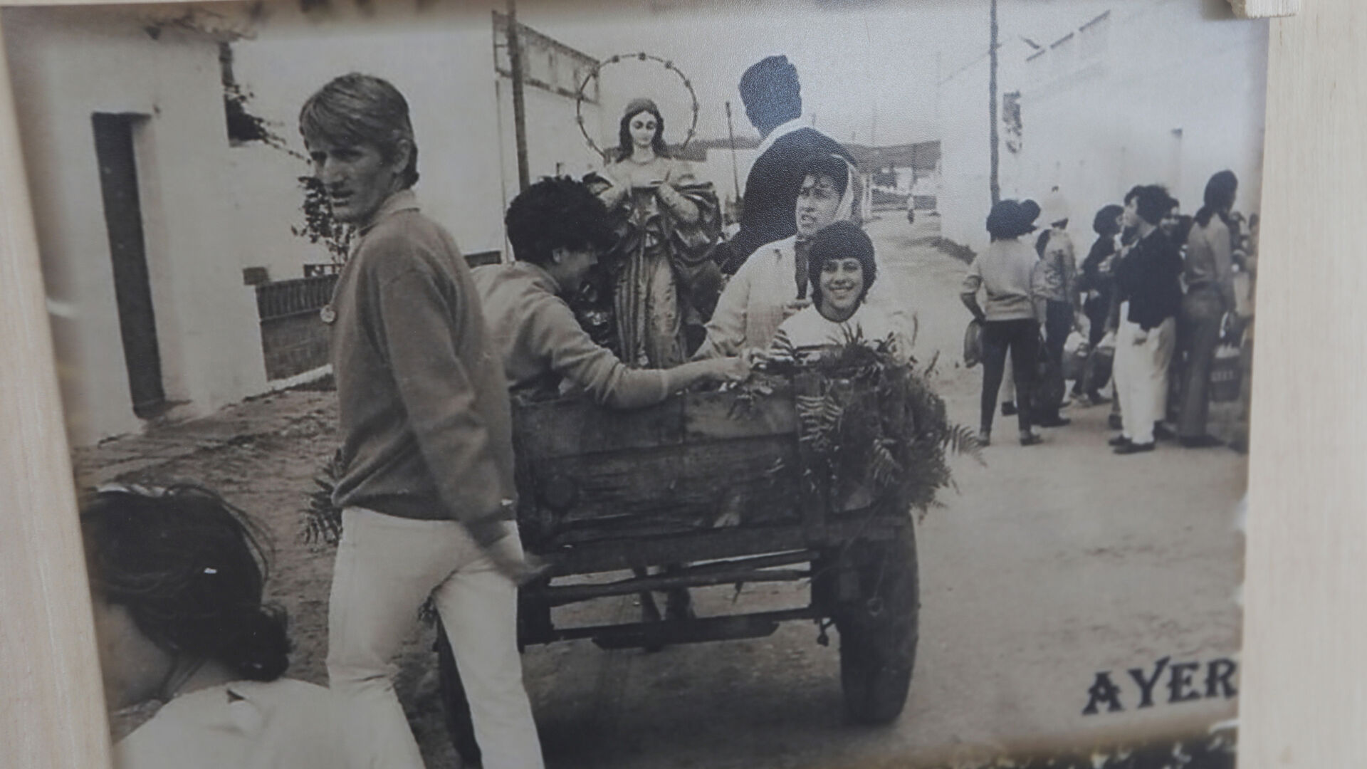 Las fotos de la exposici&oacute;n pasado y presente en el chiringuito El Garito