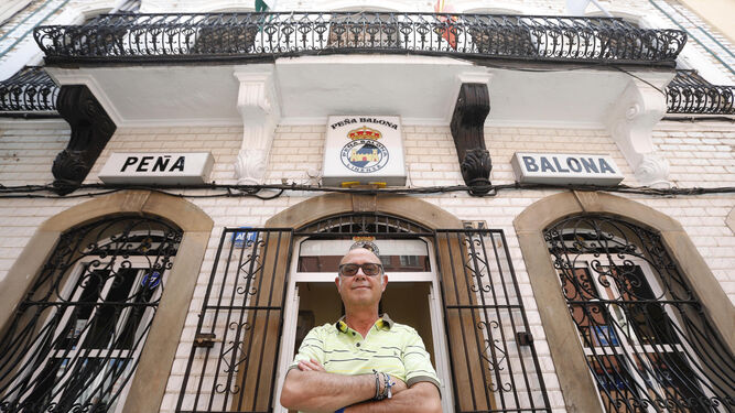 Julio Vega, a las puertas de la sede de la Peña Balona