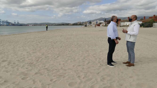 Landaluce y Martínez, este martes en la playa de El Rinconcillo.