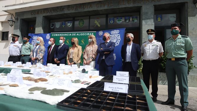 Las autoridades muestran las piezas recuperadas en un acto en la Comandancia de la Guardia Civil.