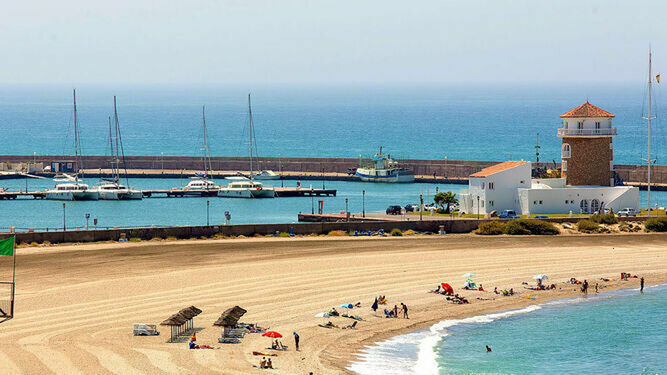 Imagen de una de las mejores playas de El Ejido, junto al Puerto Deportivo de Almerimar.