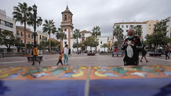 Varias personas pasean por la Plaza Alta de Algeciras.