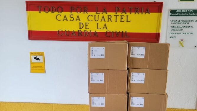 Algunas de las cajas incautadas, en el puesto principal de la Guardia Civil de Los Barrios.