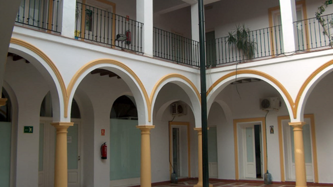 Patio de la antigua Escuela de Artes, en la esquina de las calles San Antonio y Sevilla.