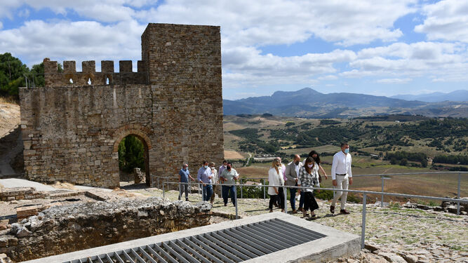 La visita de las autoridades al castillo de Jimena.