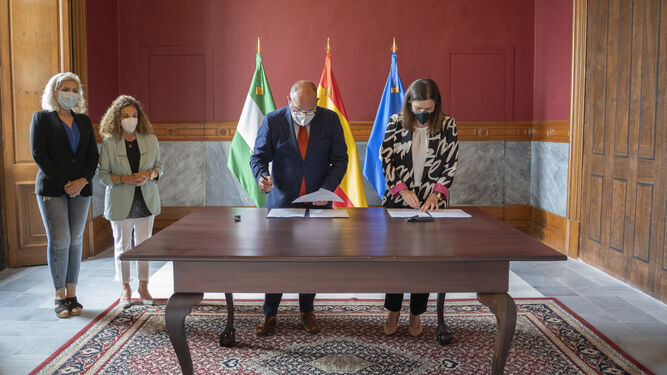 La alcaldesa, Patricia Cavada, y el presidente del Consejo de Hermandades y Cofradías, Manuel A. García López, en el momento de firmar el último convenio que se formalizó entre ambas instituciones.