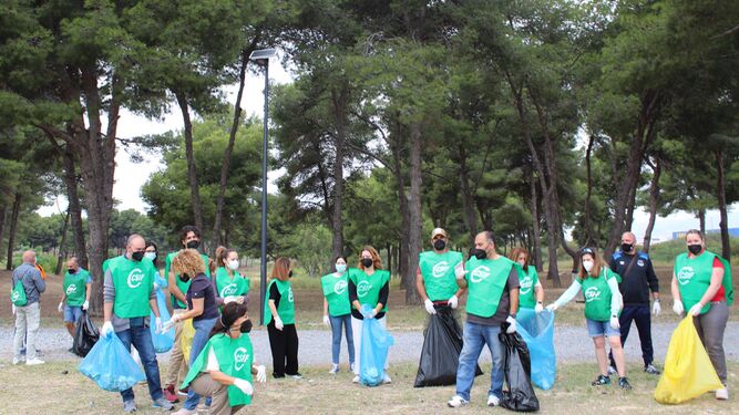 Voluntarios durante la jornada de limpieza el pasado jueves.