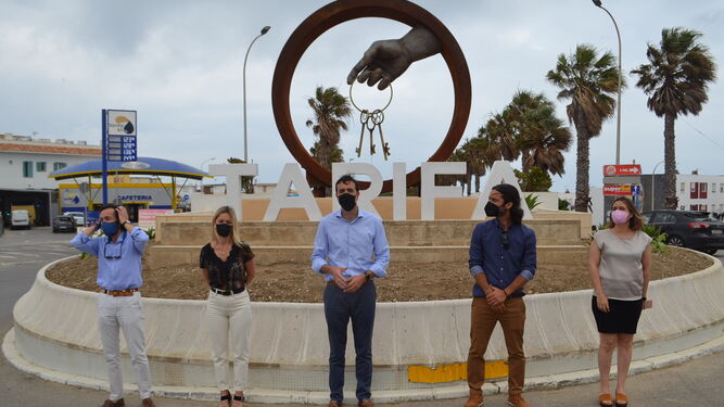 El autor y los responsables municipales, ante la escultura.