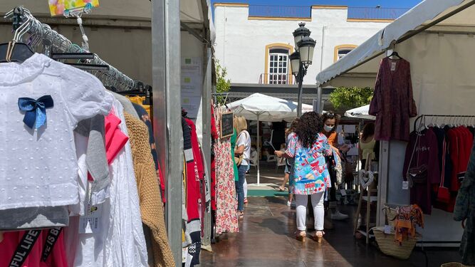 Los comercios de Los Barrios celebran el Mercado de Moda Stock fuera