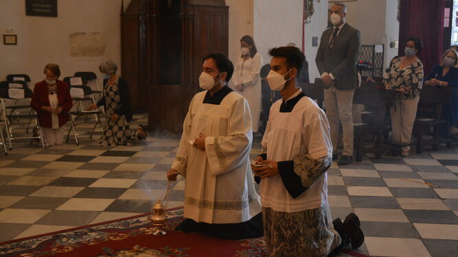 Un momento del oficio religioso por el Corpus en San Roque.