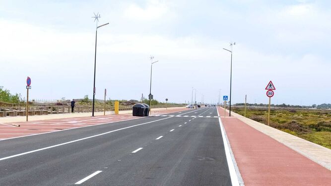 Aspecto que presenta la carretera de la playa de Camposoto, tras la remodelación.