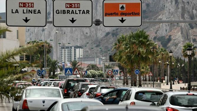 Imagen de archivo de colas para acceder desde La Línea a Gibraltar