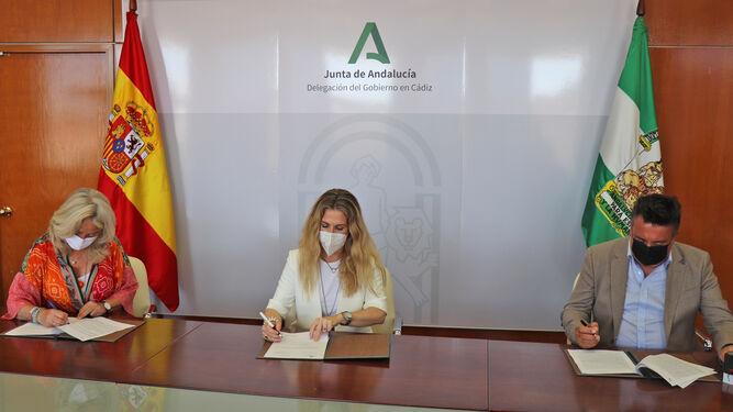 Momento de la firma del contratp de las obras de ensanche a la A-389 Paterna-Medina.