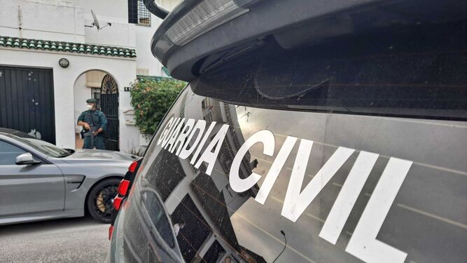 Registro de la Guardia Civil en la calle Barbo de Algeciras, este miércoles.