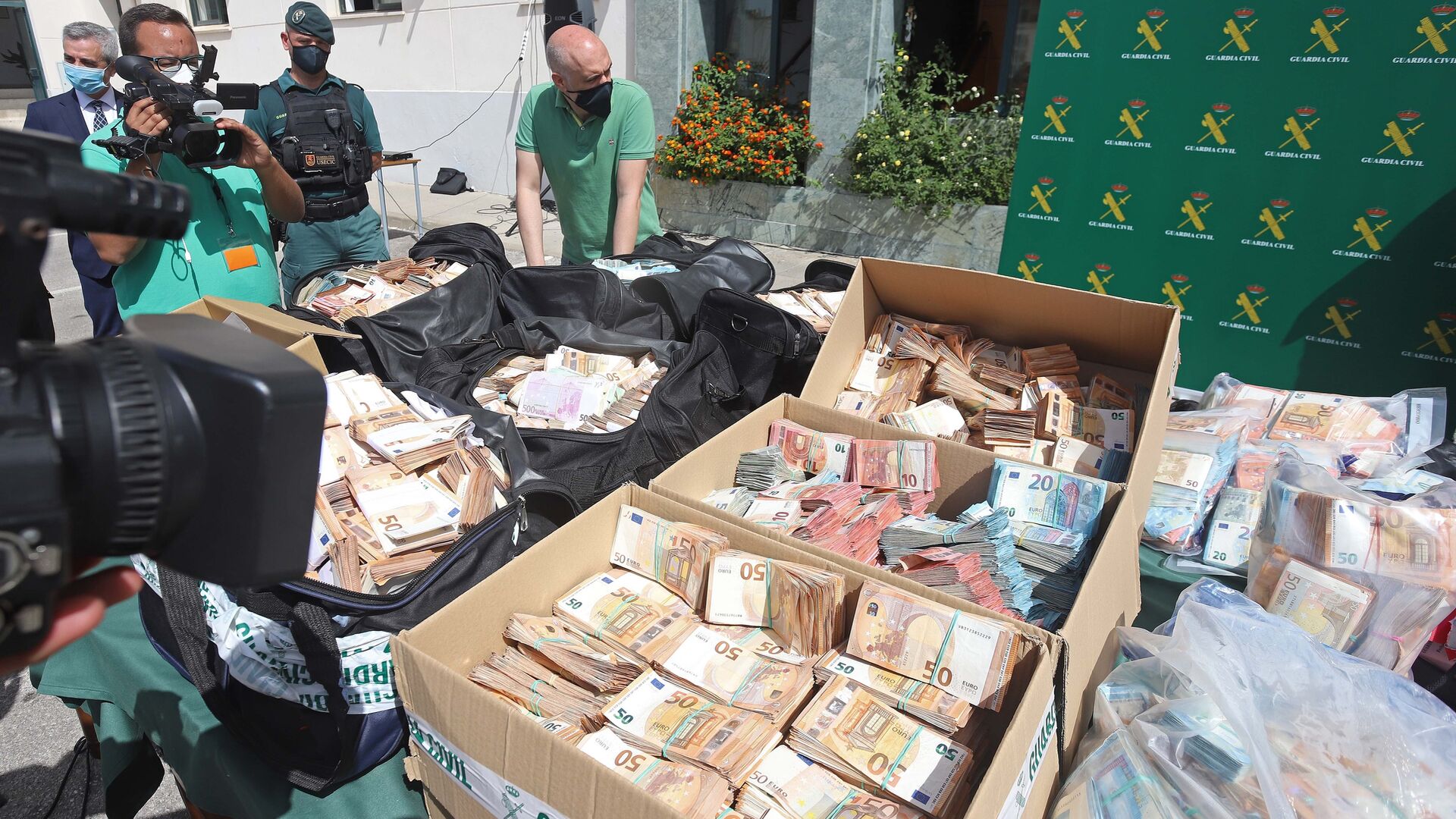 Fotos del dinero incautado en la operaci&oacute;n Jumita de la Guardia Civil en Algeciras