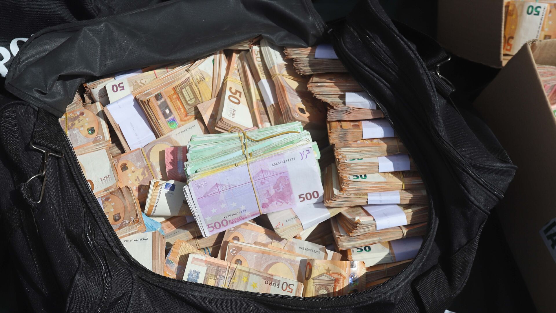 Fotos del dinero incautado en la operaci&oacute;n Jumita de la Guardia Civil en Algeciras