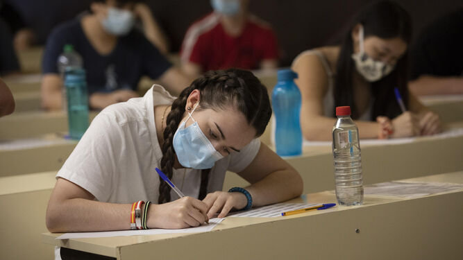 Una estudiante realiza el examen, el pasado año.