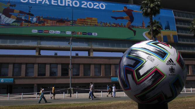 Una imagen exterior del estadio de La Cartuja con un balón de la Eurocopa.