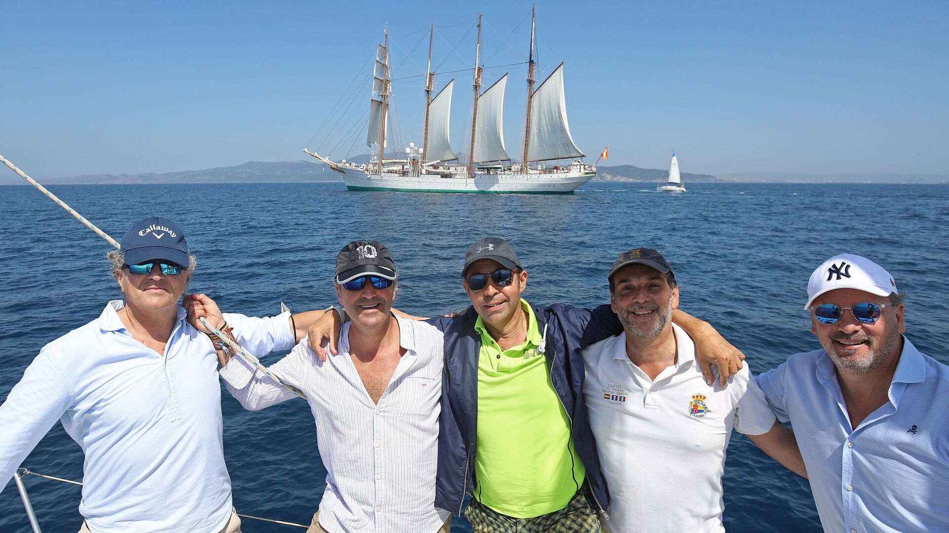 Fotos del 'Juan Sebasti&aacute;n Elcano' navegando por el Estrecho
