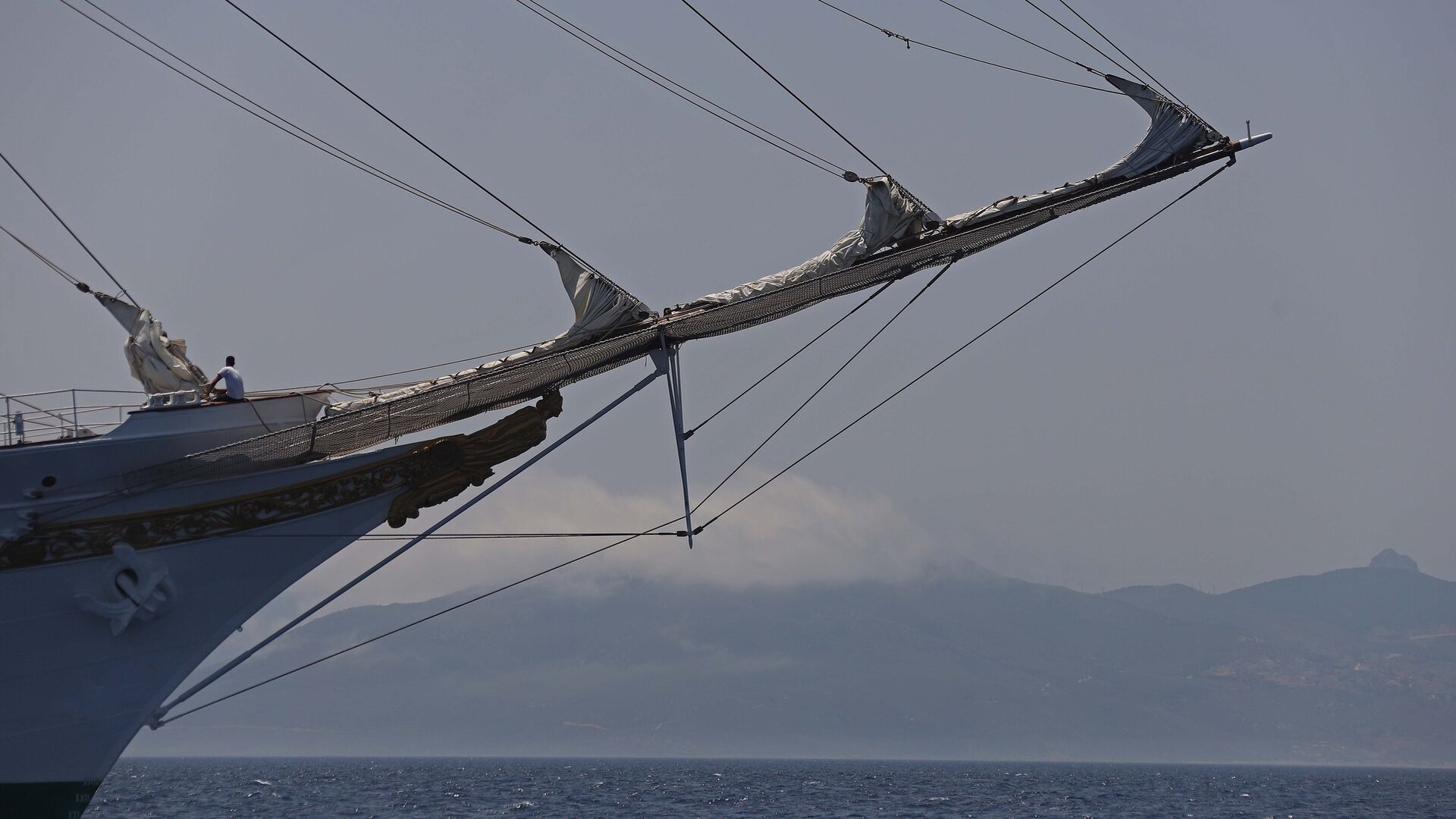 Fotos del 'Juan Sebasti&aacute;n Elcano' navegando por el Estrecho