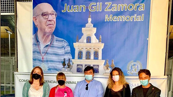 El alcalde de Huelva, Gabriel Cruz (en el centro), en la entrega de premios.