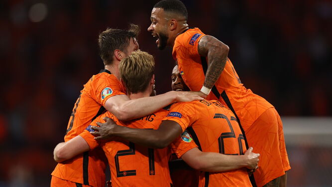 Los pupilos de De Boer celebran el gol de la victoria