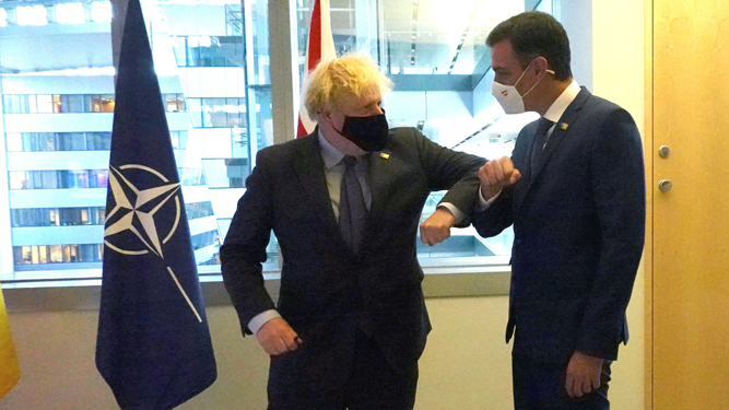 Saludo entre Boris Johnson y Pedro Sánchez el pasado junio.