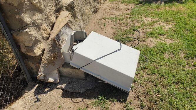 Los destrozos en la caja de comunicaciones en la Costa Oeste.