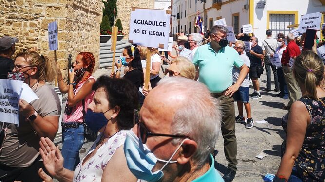 La protesta organizada por la asociación vecinal de Aguadulce junto al Ayuntamiento de Rota el pasado 28 de mayo.
