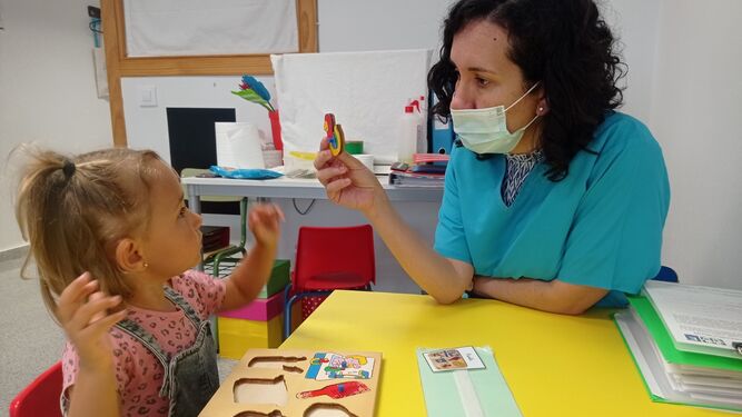 Una profesional de Autismo Cádiz atiende a una menor en el servicio de atención temprana de la asociación.