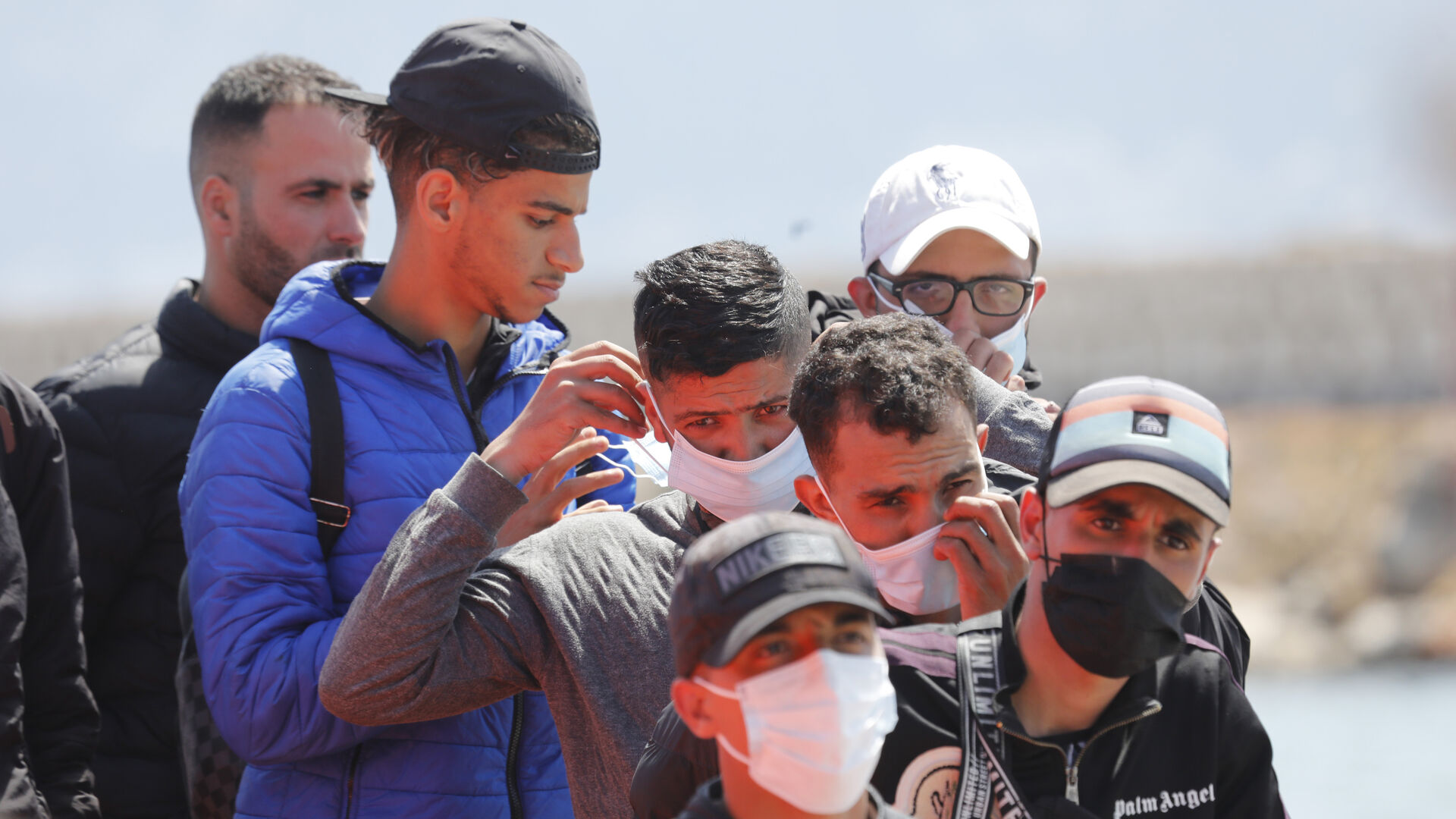 Las fotos de los 61 migrantes rescatados en aguas del estrecho