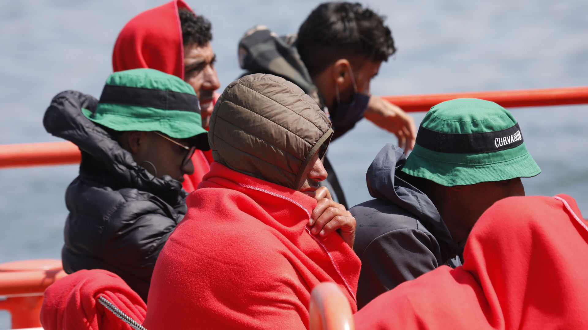 Las fotos de los 61 migrantes rescatados en aguas del estrecho