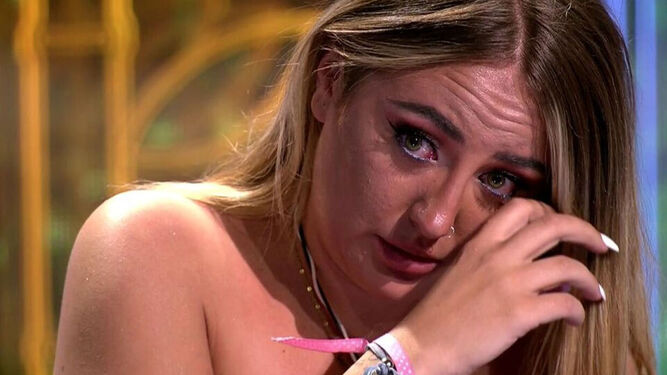 Rocío Flores, llorando en el plató de Telecinco en el último debate de 'Supervivientes'.